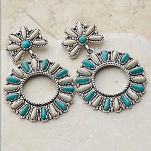 Blazin Roxx Women's Ivory and Turquoise Stones Round Drop Earrings